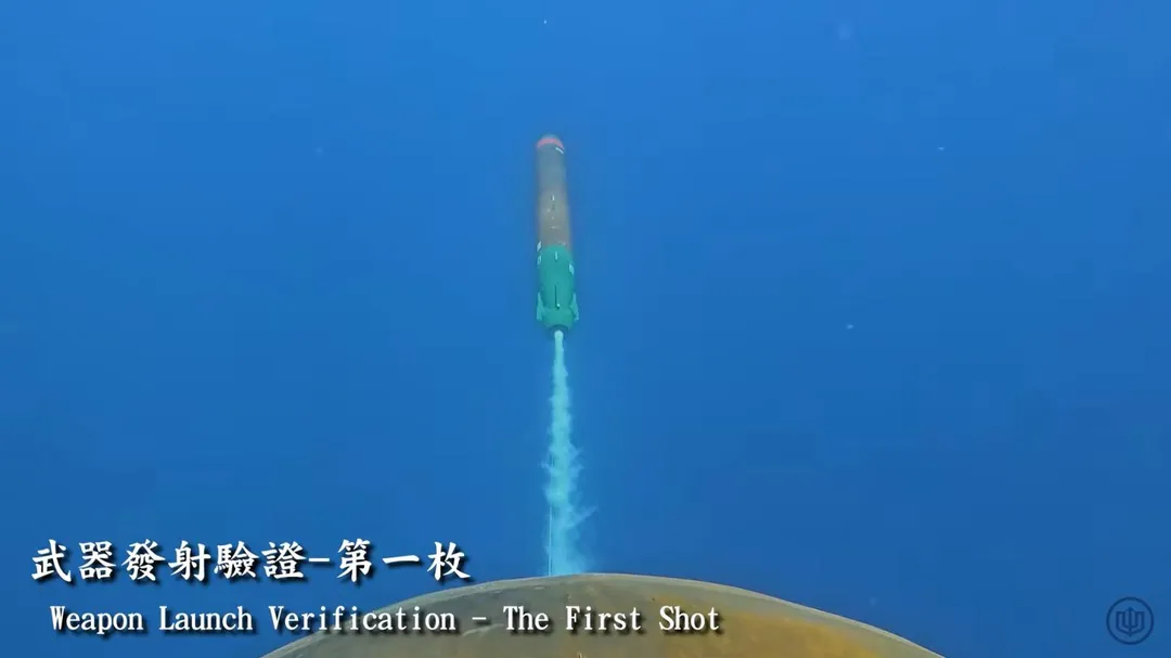 第一枚操雷發射，可見到噴水泵的尾流。(圖/截自台船影片)