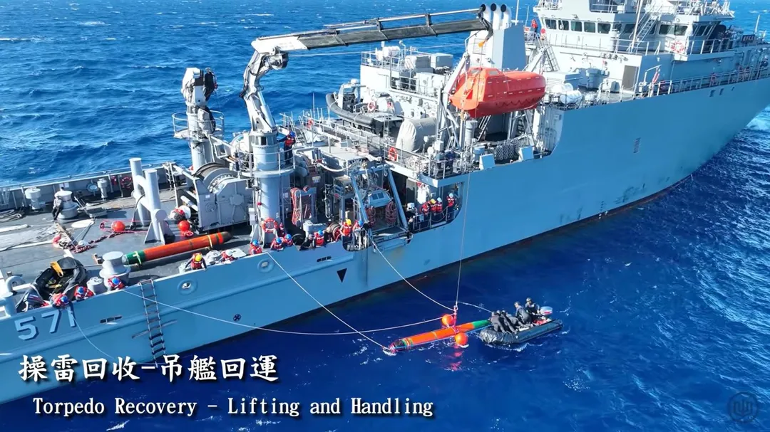 海軍潛水人員固定浮在海上的操雷。(圖/截自台船影片)