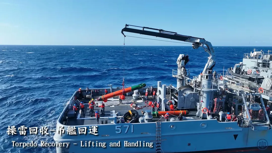 2枚操雷吊掛上大武號救難艦甲板。(圖/截自台船影片)