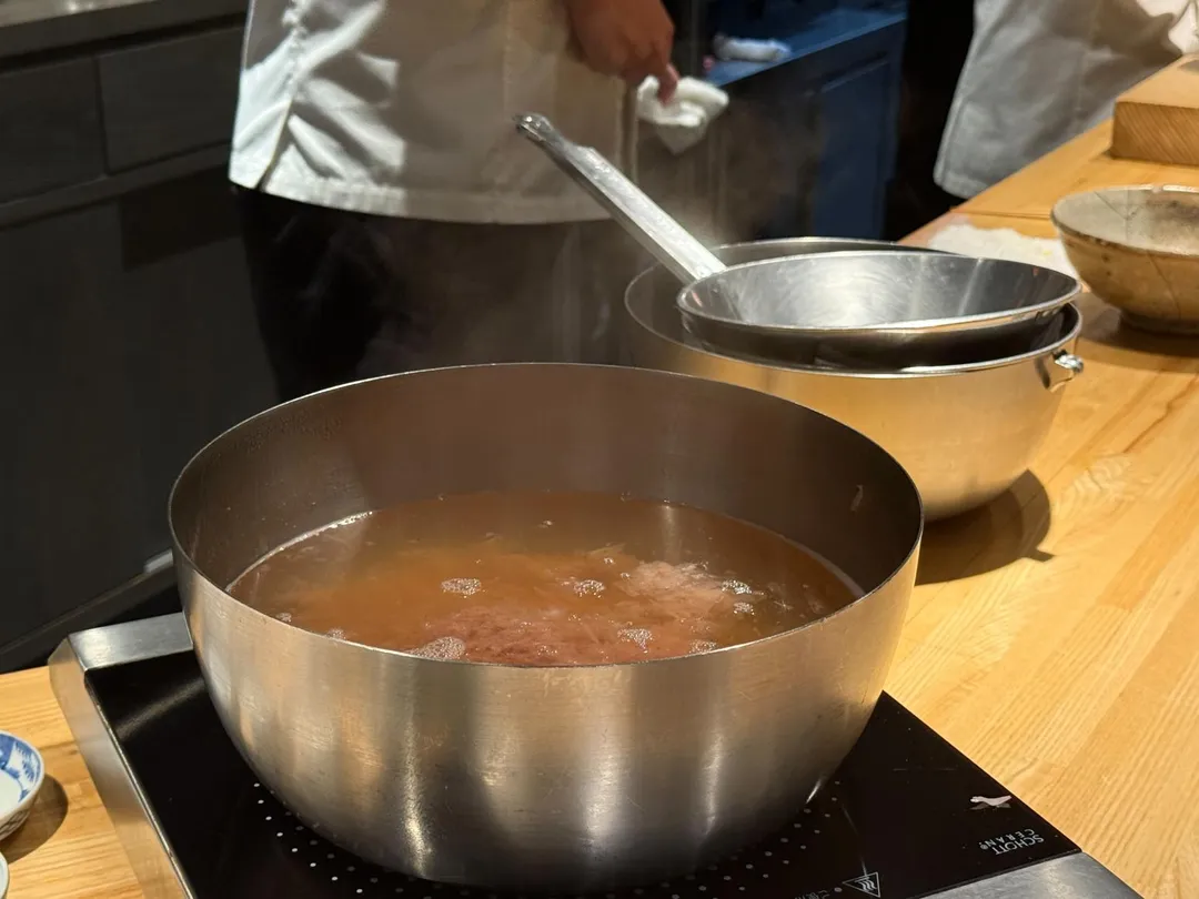 現熬柴魚高湯。（圖／黃宏輝提供）