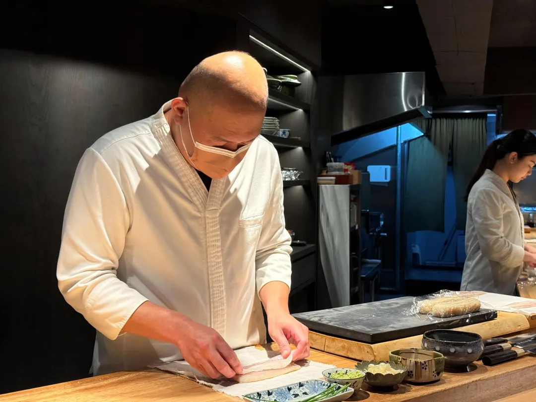 棒壽司的前置作業。（圖／黃宏輝提供）