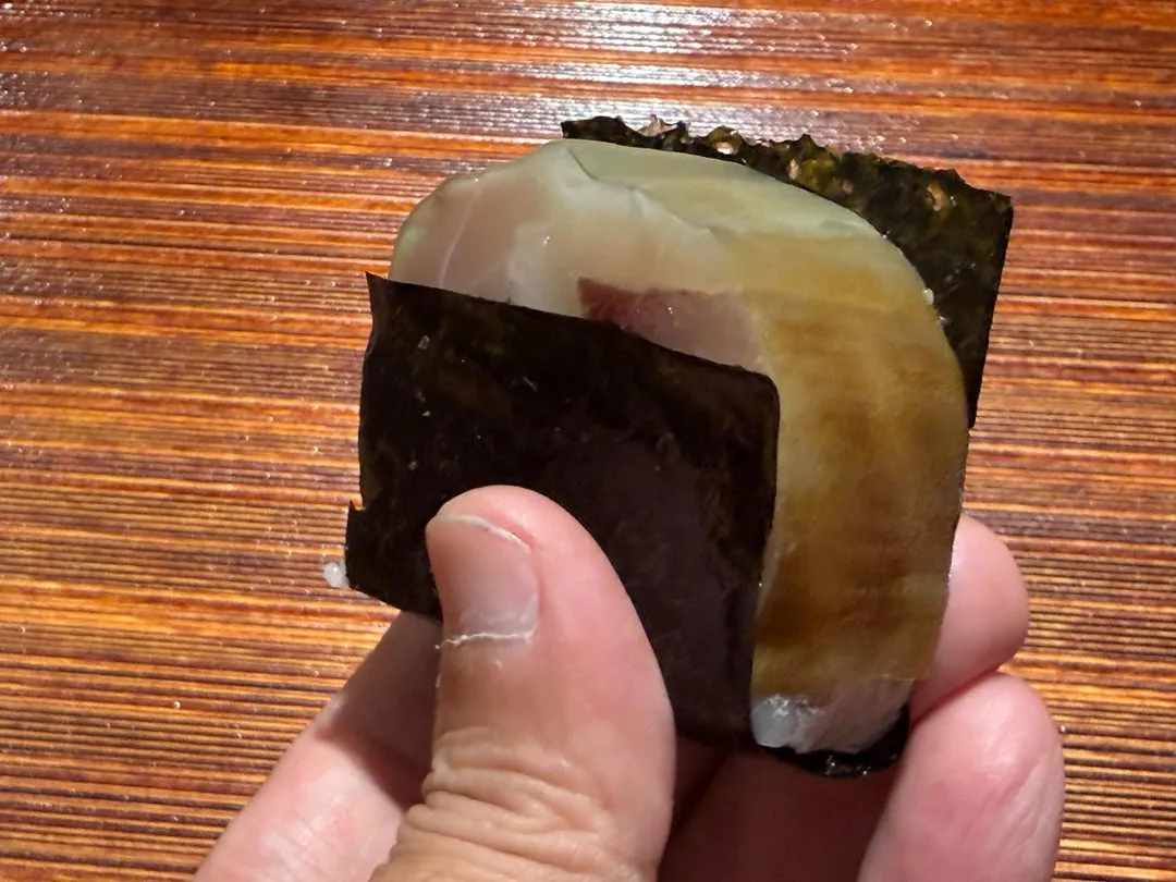 黃雞魚棒壽司。（圖／黃宏輝提供）
