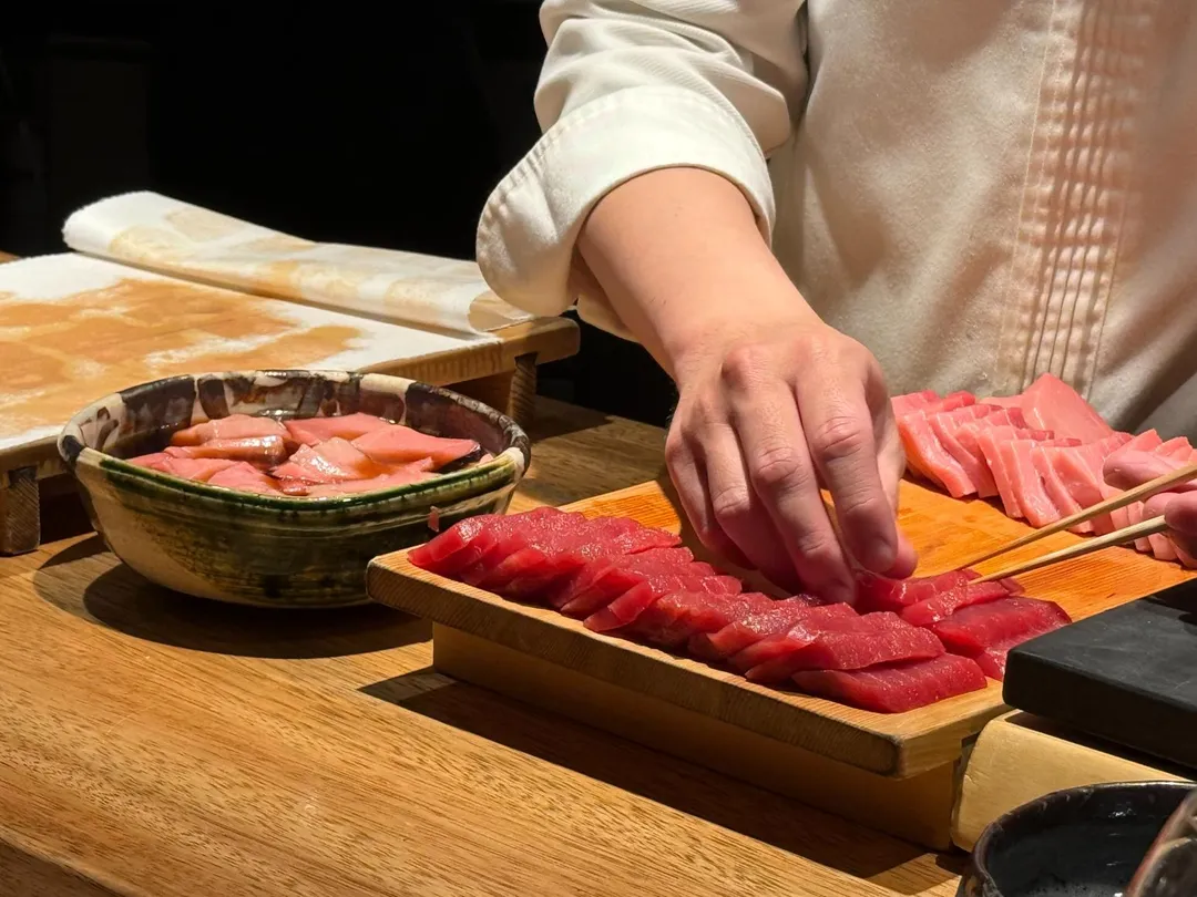 黑鮪魚三部位都以醬油漬。（圖／黃宏輝提供）