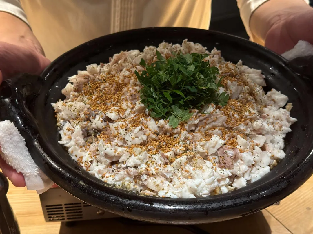 鋪以大把山椒葉。（圖／黃宏輝提供）