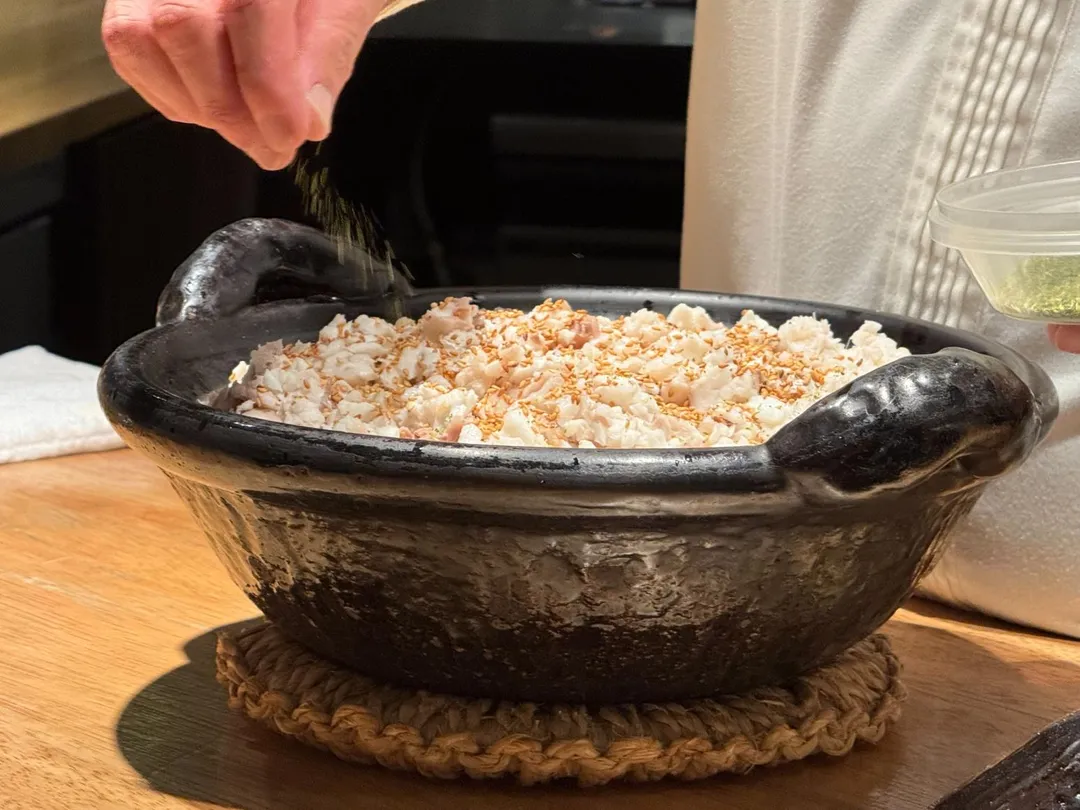 撒上芝麻和栗子粉準備上桌。（圖／黃宏輝提供）