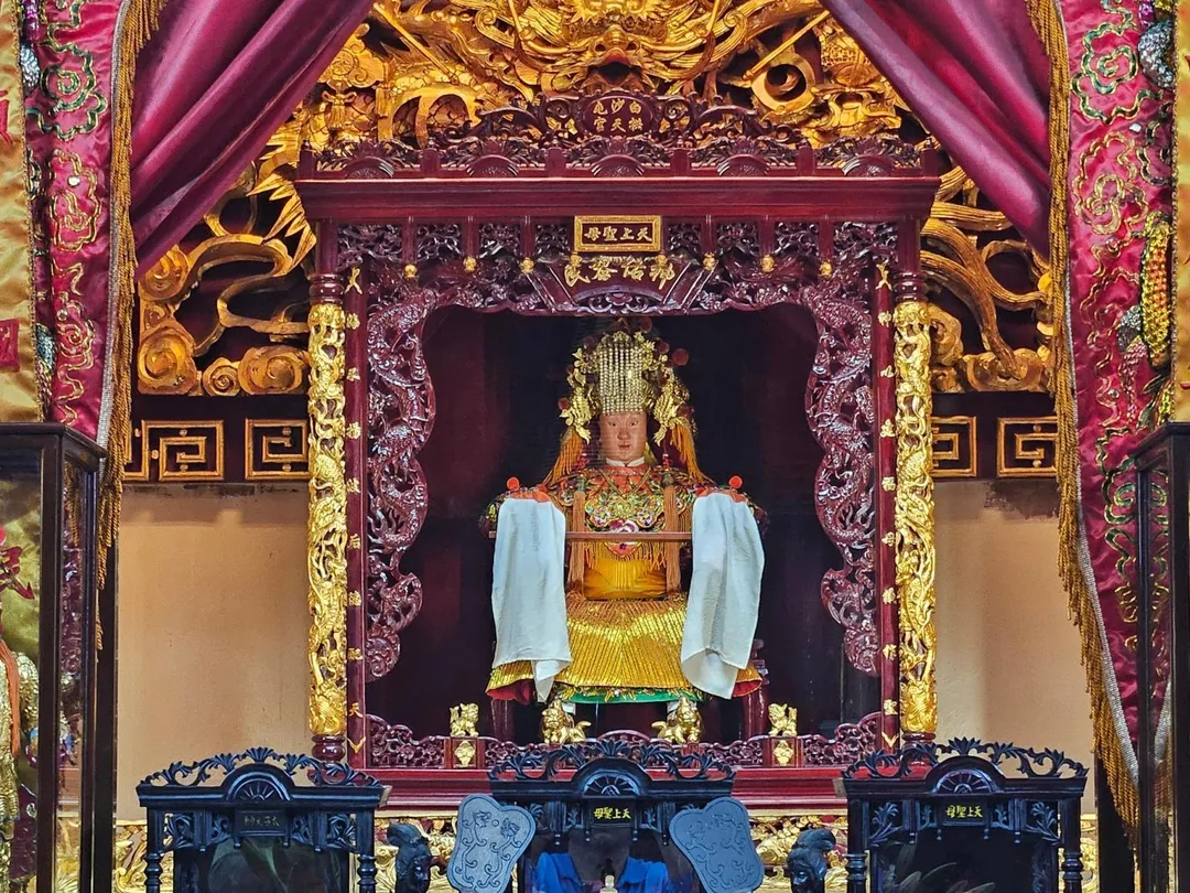 每年農曆9月初九重陽節也是媽祖飛升成神的大日子，民俗風水專家高宏寓建議3大族群拜拜更靈驗。圖為苗栗白沙屯拱天宮奉祀的媽祖神像。（圖／翻攝自Facebook@白沙屯拱天宮）