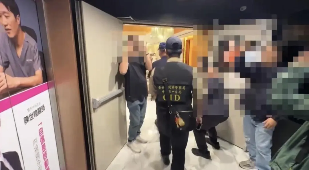 北市警方今日中午前往聖宜診所搜索。（圖／翻攝畫面）