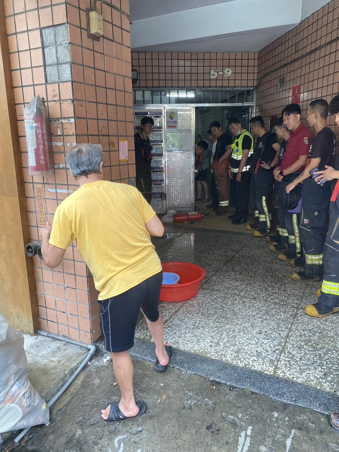 目前消防隊、台電全力排除現場狀況中。(圖/民眾提供)