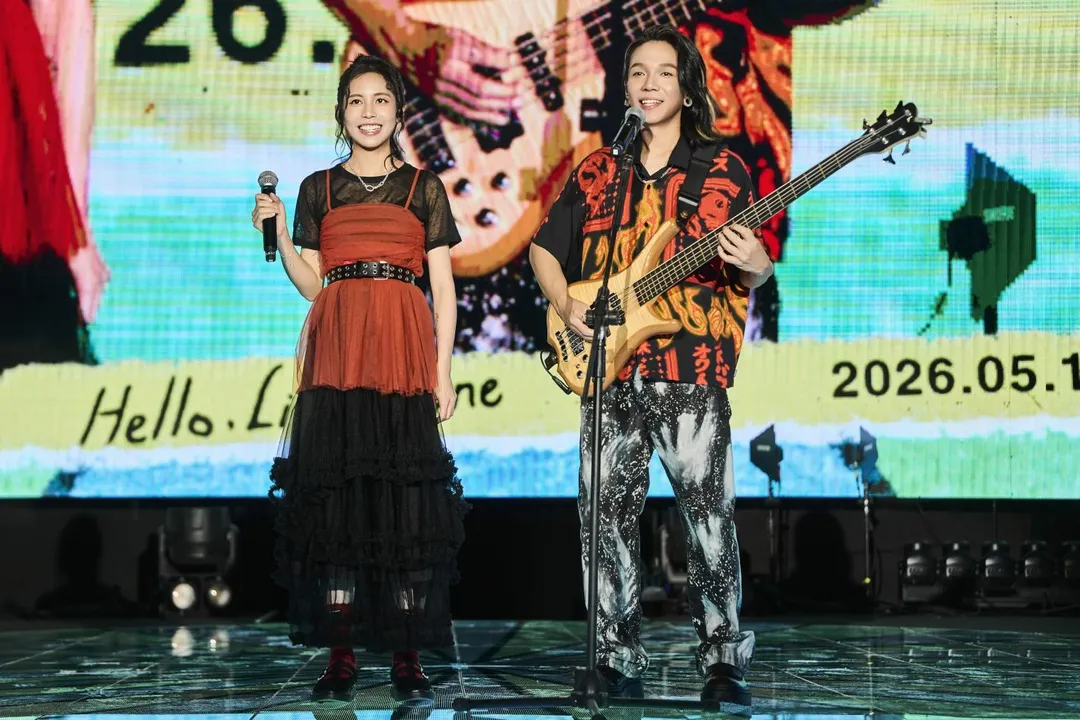 貝斯手以諾(右)太太可庭(左)驚喜現身舞台。(相信音樂提供)