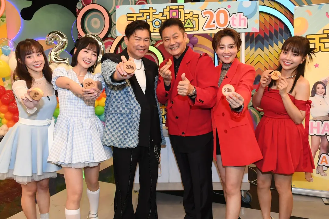 巫苡萱（左起）、籃籃、曾國城、徐乃麟、張文綺、徐凱希一同主持《天才衝衝衝》。（圖／華視提供）