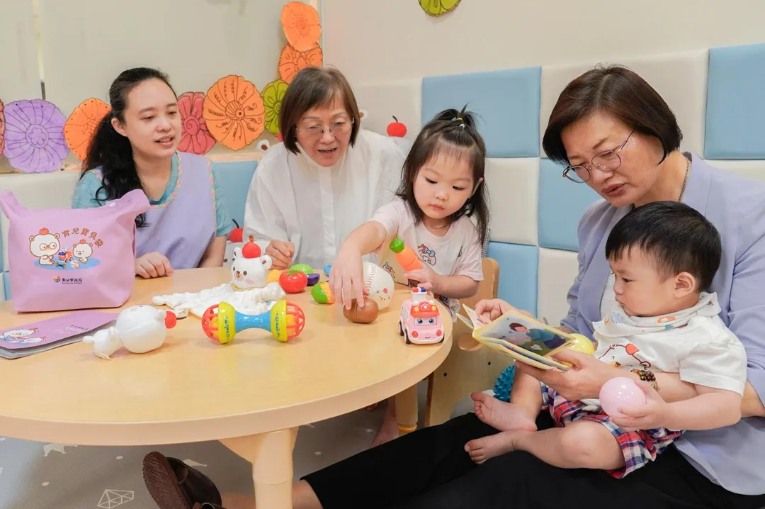 新北市社會局長李美珍(右1)帶領幼兒讀洗澡繪本書。(圖/新北市政府提供)