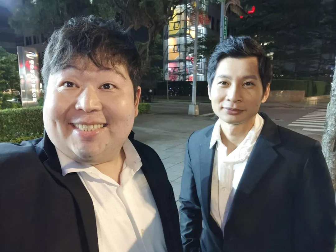 逸祥(右)發文感謝大家沒有忘記山豬(左)。(圖/翻攝自逸祥FB)