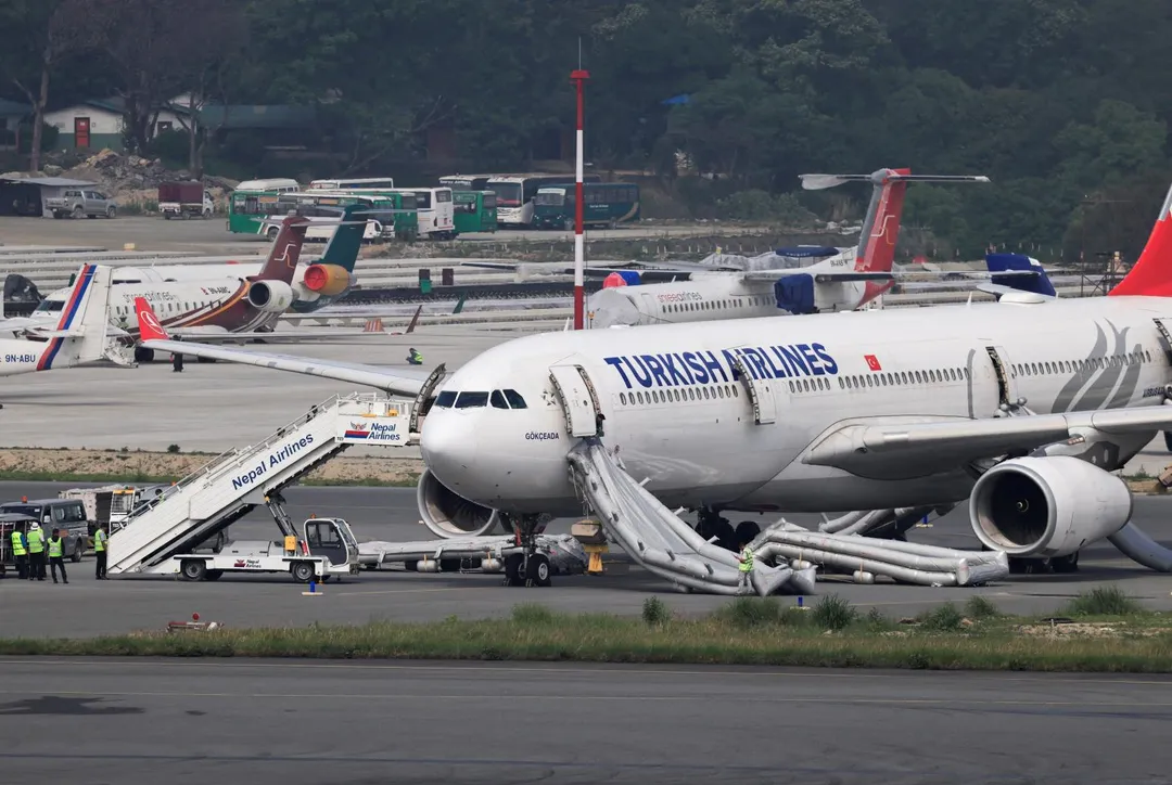 一架土耳其航空的客機在降落加德滿都機場時，右後輪起火。（圖／路透）