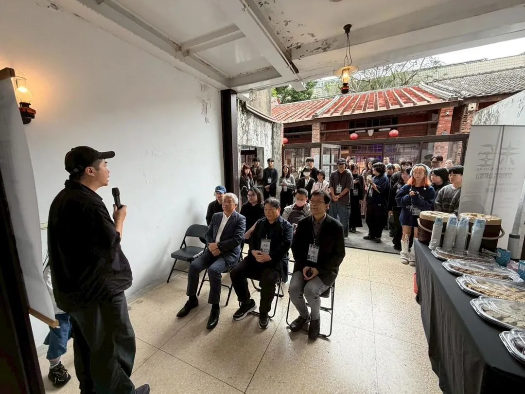 世新大學圖傳系進修學士學位學程111級畢展《未至》在剝皮寮歷史街區盛大舉辦。（圖／世新大學圖傳系提供）