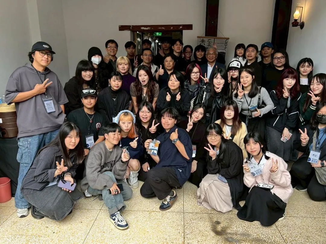 世新大學圖傳系進修學士學位學程111級師生與校長陳清河合影。（圖／世新大學圖傳系提供）