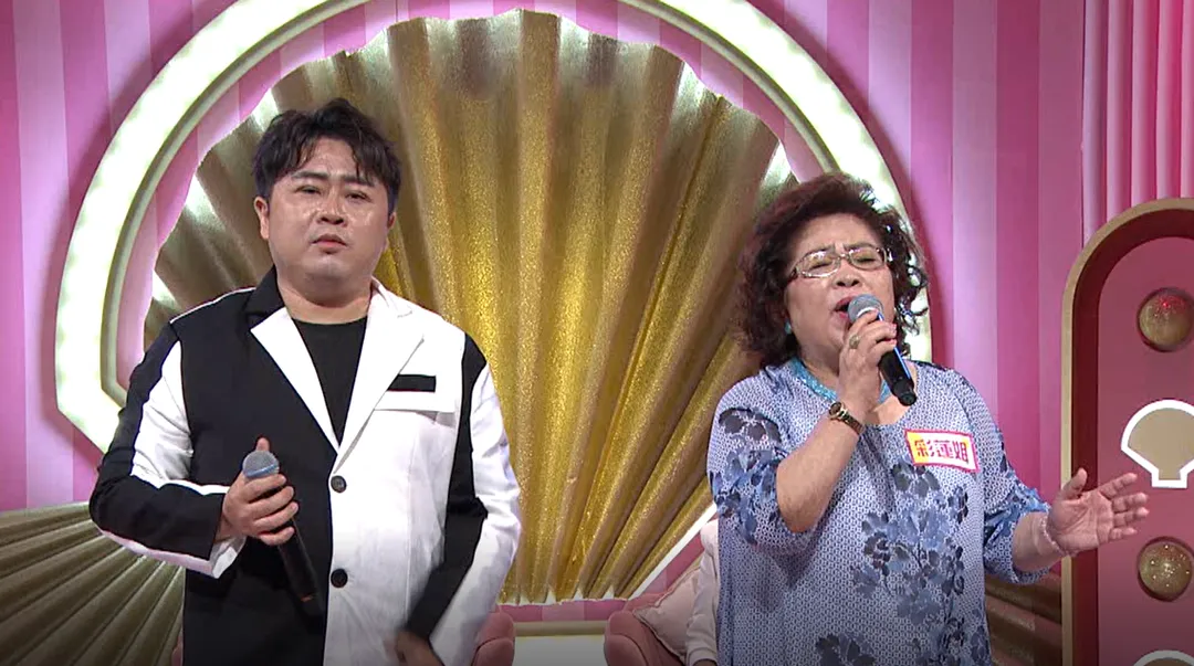 陳昭瑋(左)與媽媽合唱〈霧〉。(圖/三立提供)