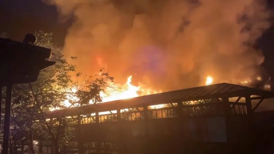 起火地點為林田山園區後方的木造眷舍區，所幸未波及對外開放參觀的範圍。（圖／林業署花蓮分署提供）