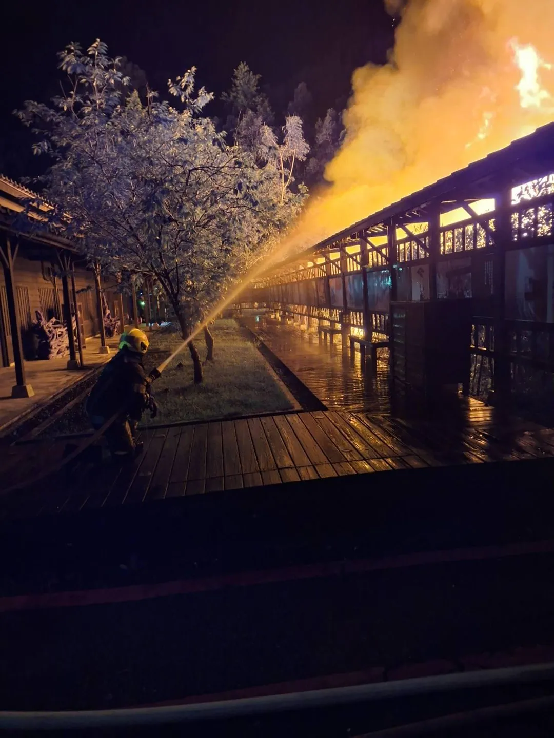 消防局獲報後，迅速派遣多個分隊趕抵現場佈線灌救。（圖／林業署花蓮分署提供）