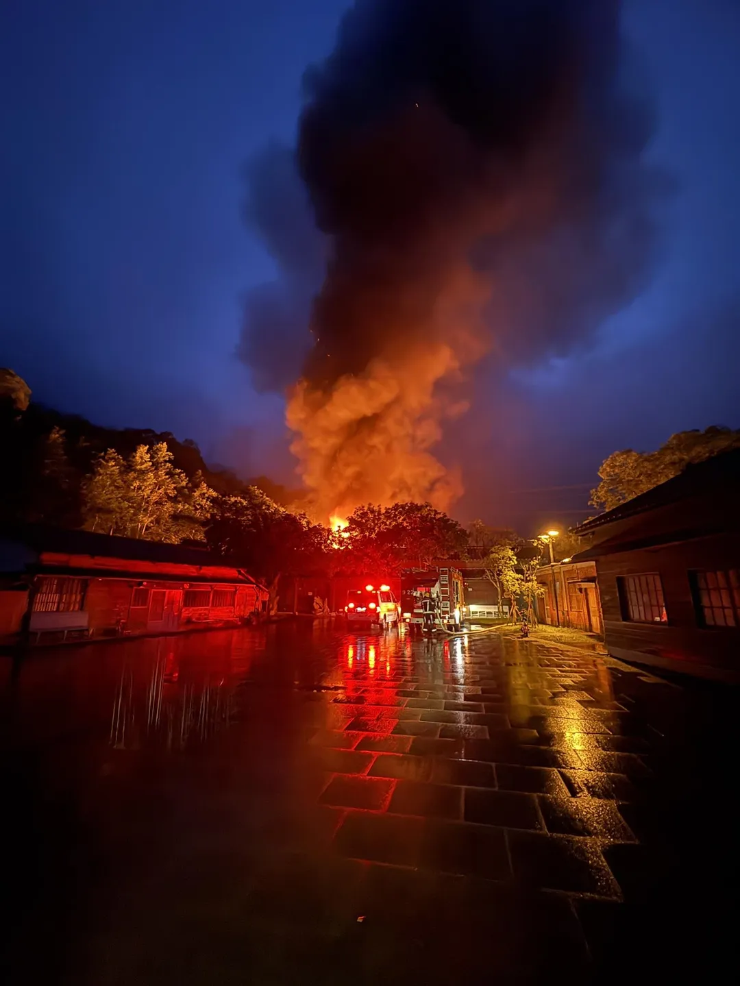 位於花蓮縣萬榮鄉、素有「小九份」美譽的林田山林業文化園區內的老宿舍區，於今（11）日晚間驚傳火警。（圖／林業署花蓮分署提供）