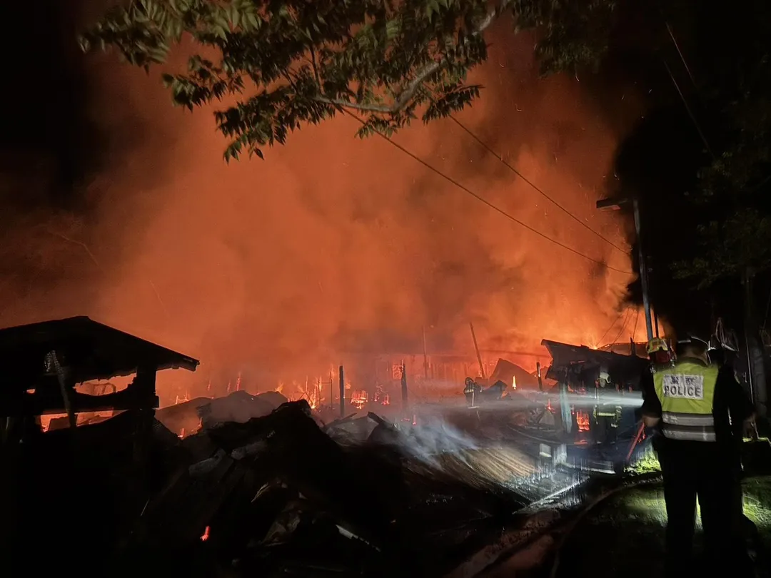 現場共有5棟老舊木造宿舍遭燒毀，所幸住戶及時逃生，無人傷亡。（圖／林業署花蓮分署提供）