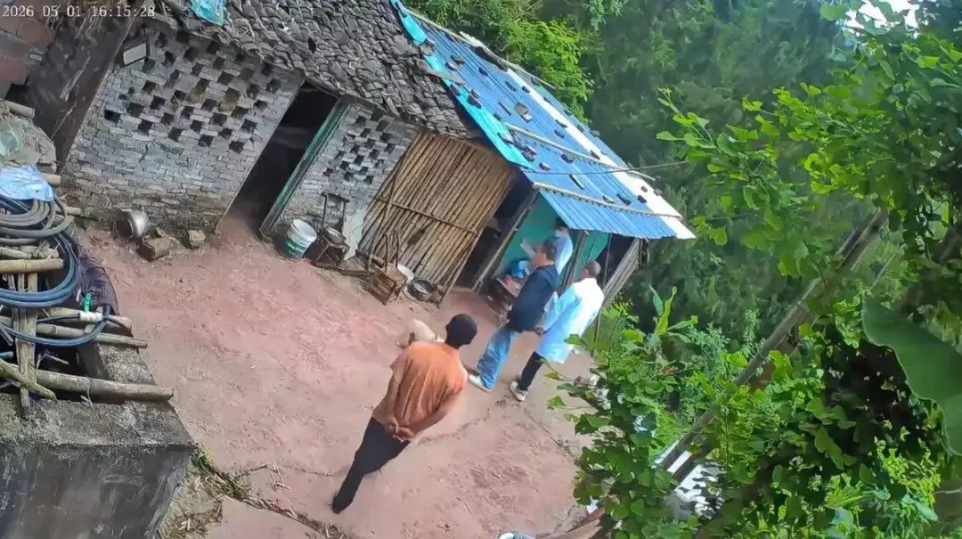 急救人員接獲通報後抵達老翁住處。(圖/翻攝南方網)