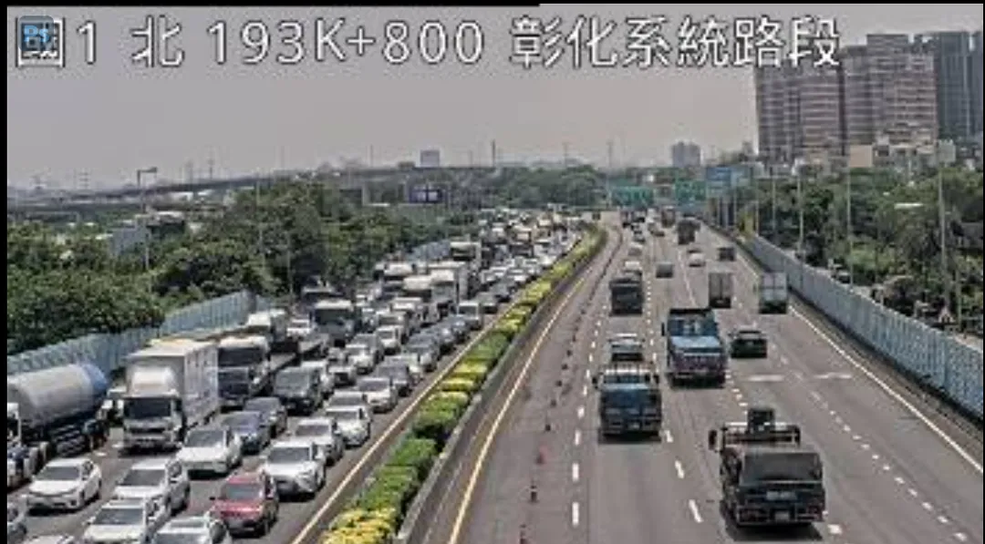 車禍現場釀成嚴重回堵。(圖/國道1968)
