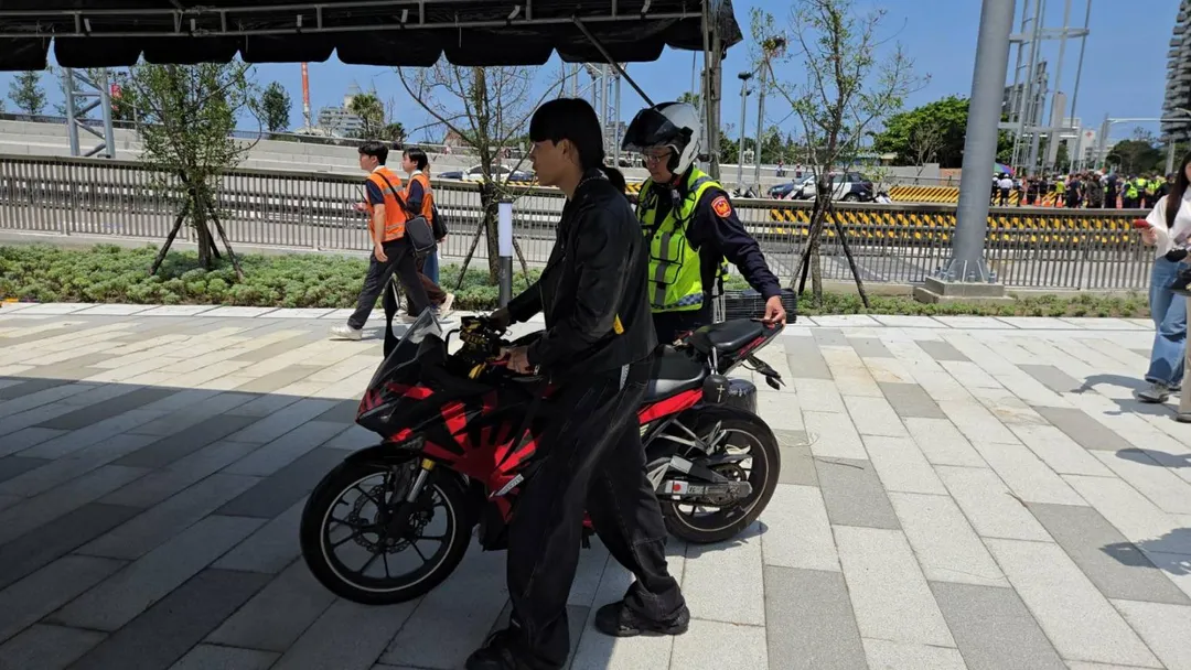 警方執法畫面。（圖／警方提供）