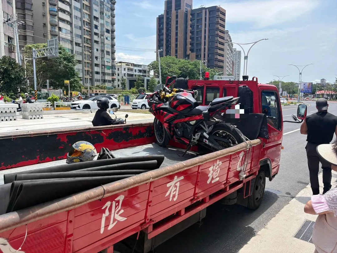 警方執法畫面，最後機車被扣牌載去移置保管。（圖／警方提供）