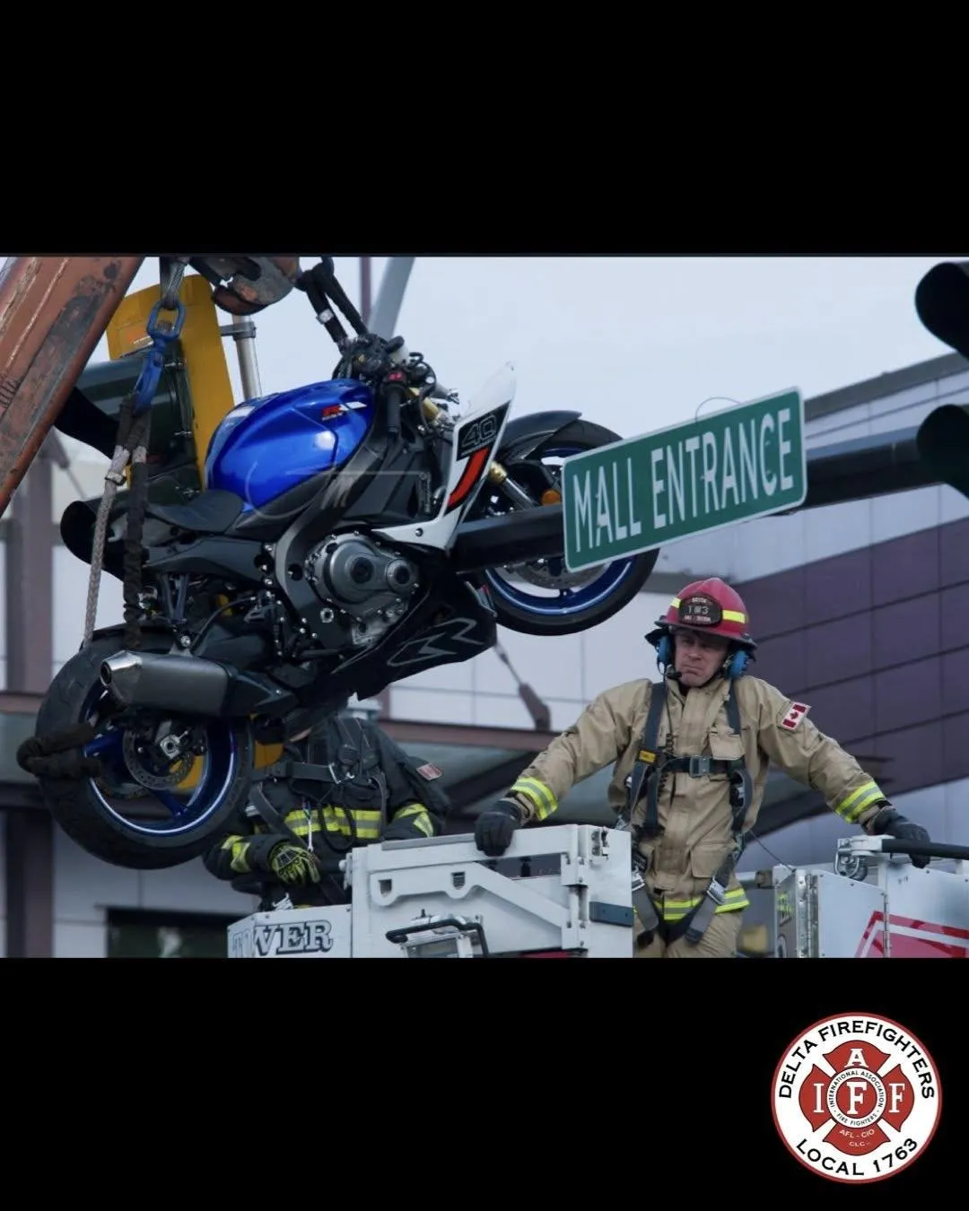 救援人員在現場作業將機車移下。（圖／翻攝「Delta Firefighters IAFF Local 1763」臉書）