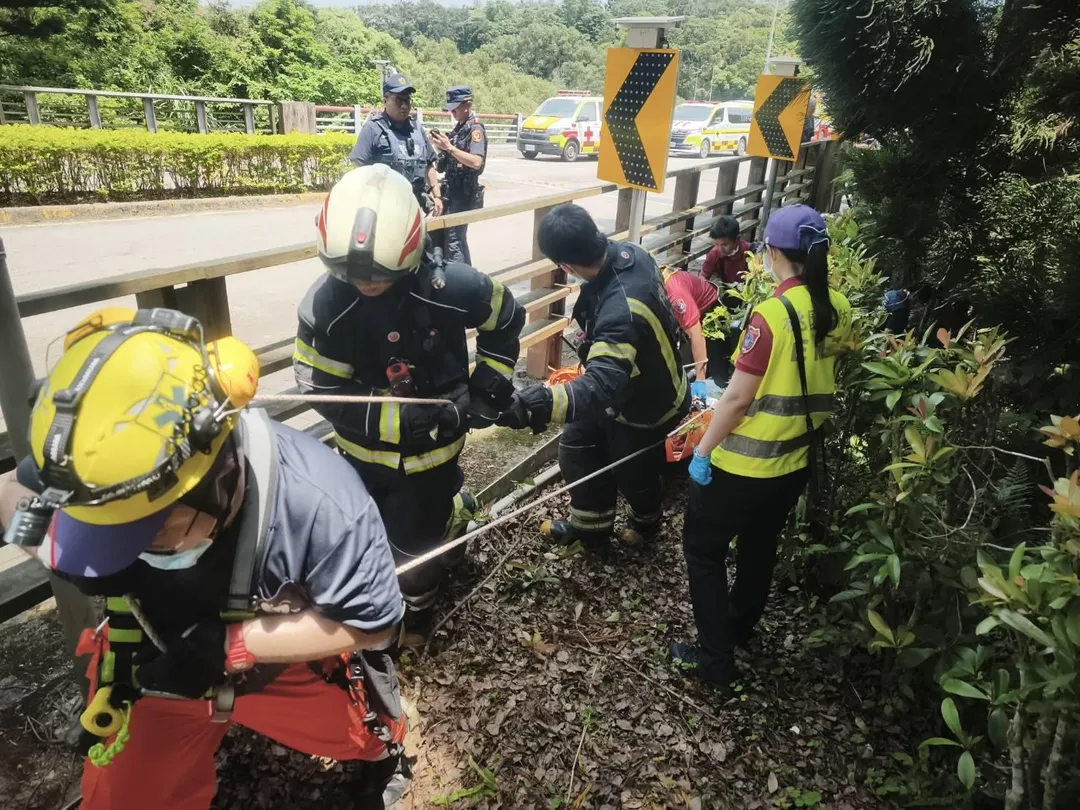 警消全力搶救。（圖／桃園市消防局提供）