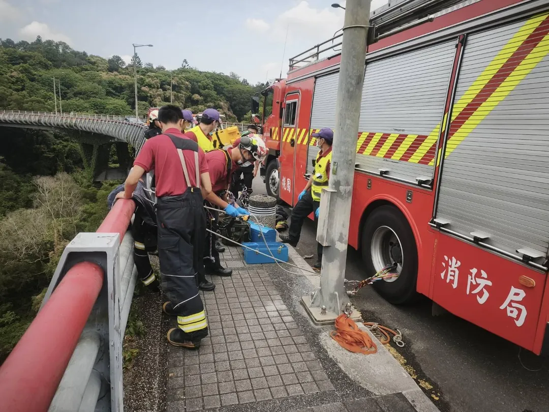 警消全力搶救。（圖／桃園市消防局提供）