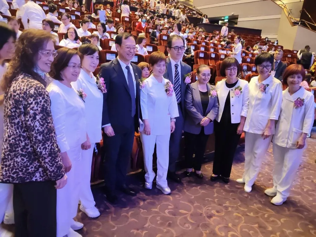 石崇良（左四）幽默說，「我過去去護理師活動還算蠻受歡迎，但今天比較忐忑一點，因為最近護病比事情鬧得比較兇，我也比較『黑』啦。」（圖／台灣護理學會臉書）