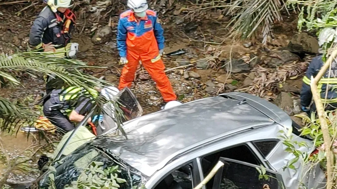 事故路段位處偏遠山區,疑因豪雨過後道路濕滑崎嶇,導致車輛失控滑落溪床。(圖/中天新聞)