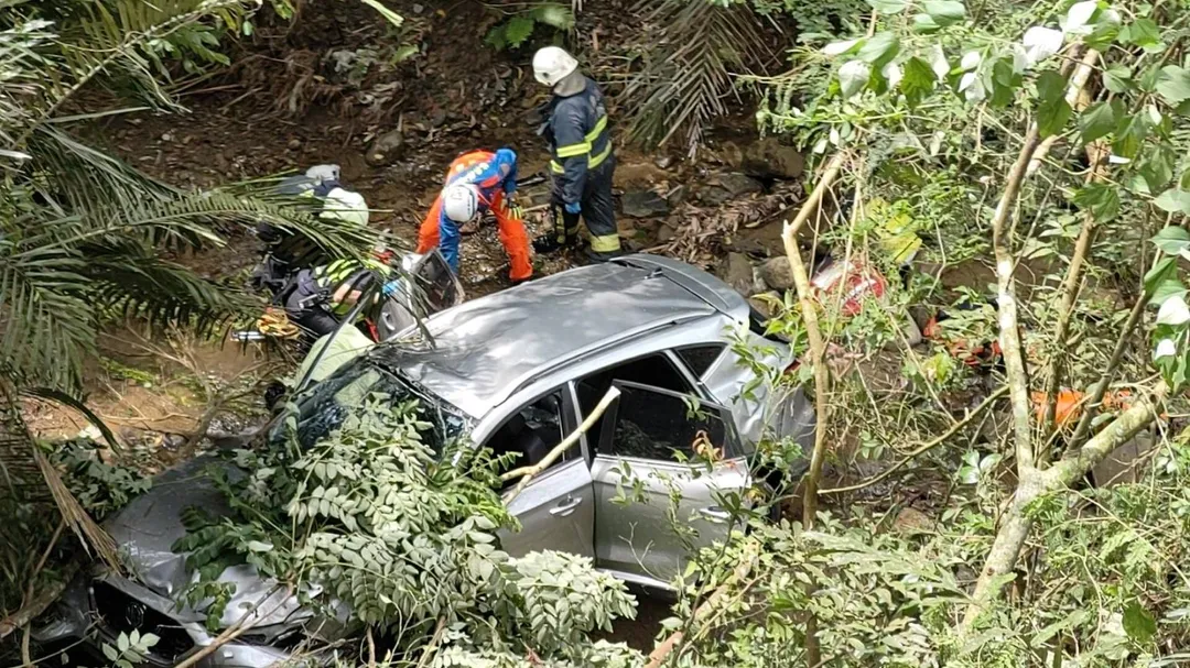 苗栗縣農業處等人員赴造橋鄉勘災,座車意外墜落10公尺深野溪,現場險象環生。(圖/中天新聞)