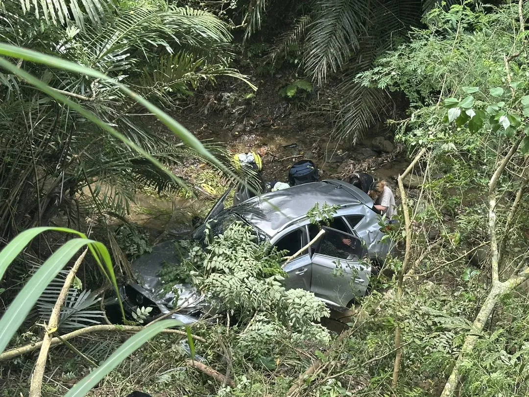 勘災車輛翻落溪底造成車體受損,詳細肇事原因仍待進一步釐清。(圖/中天新聞)