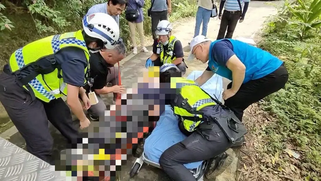 車內4名傷者被順利救出並緊急送醫,所幸皆意識清楚,均無生命危險。(圖/中天新聞)