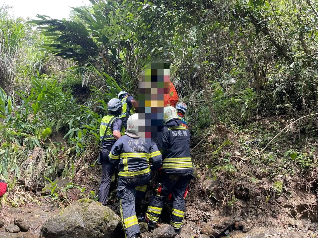 苗栗縣農業處長事後趕赴醫院探視傷者,並要求相關單位務必加強山區勘查的行車安全。(圖/中天新聞)