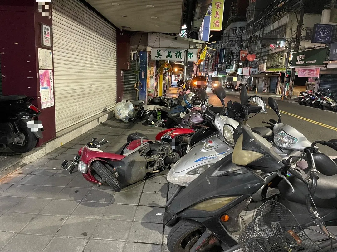 幾輛機車因強烈撞擊噴至人行道上。（圖／警方提供）