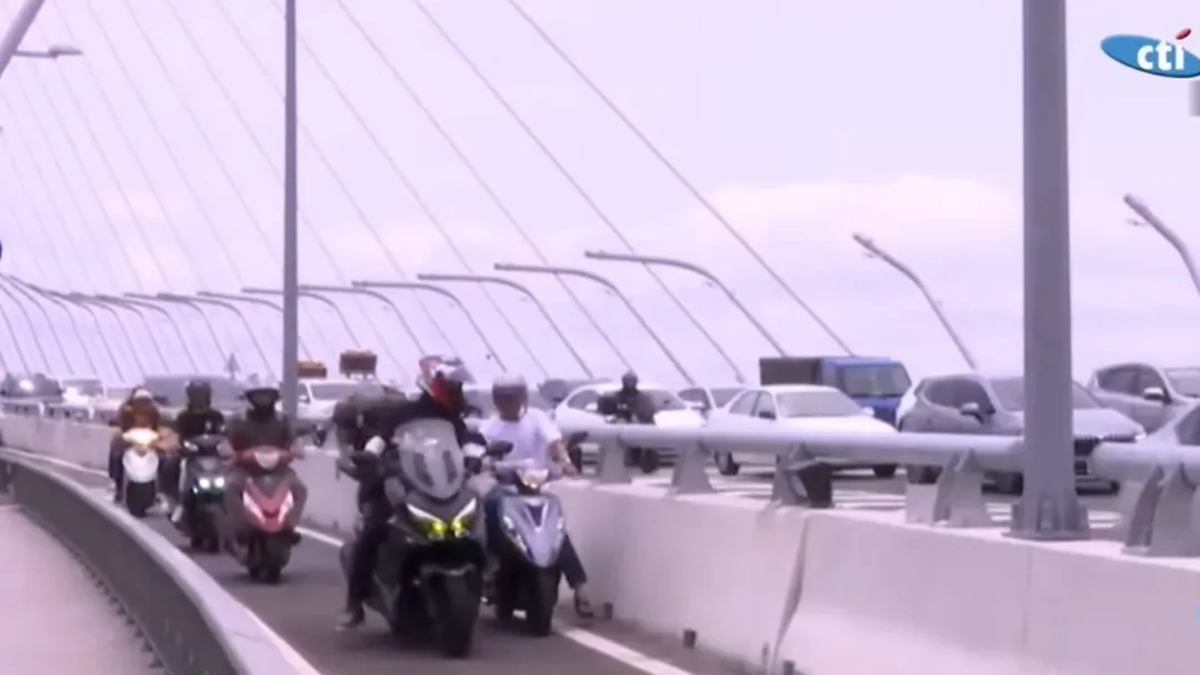 淡江大橋的機車道設計早已成為公眾討論焦點。該橋機車道寬度僅2.5公尺，引發不少民眾質疑此設計過於狹窄，一旦發生事故將難以排除。（圖／中天新聞）