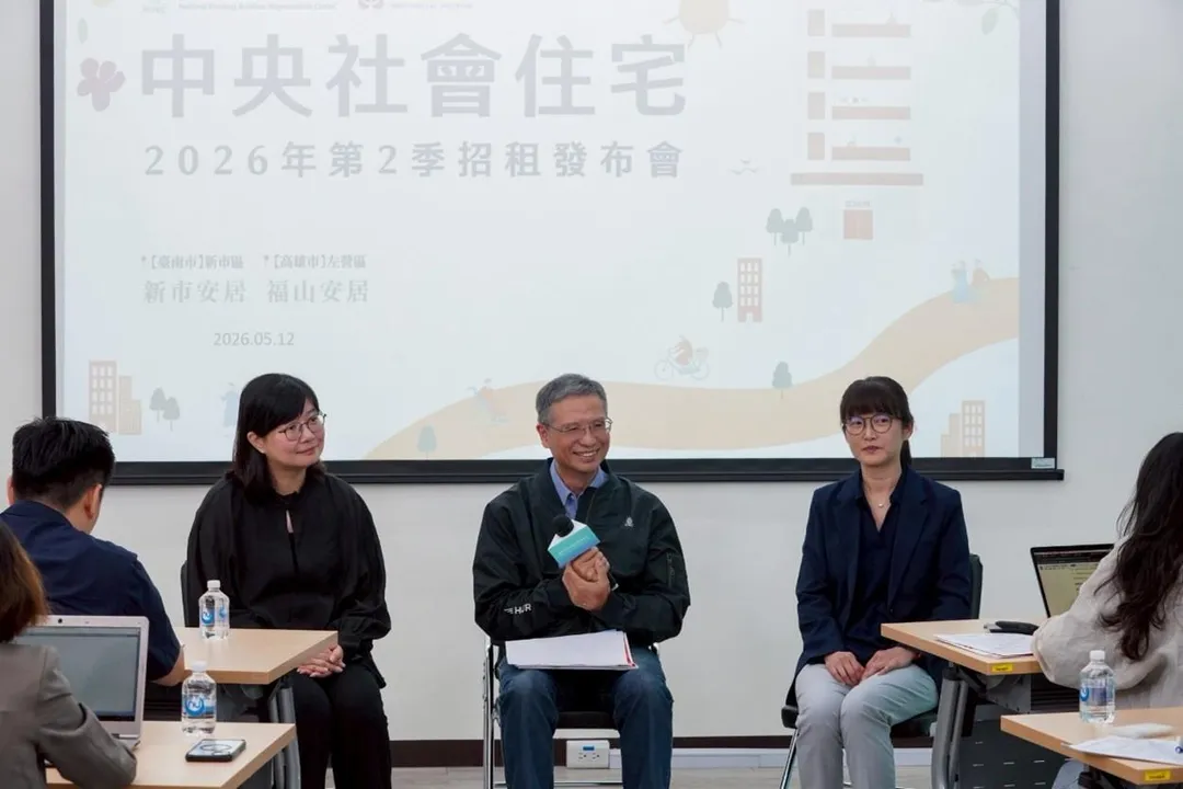 國家住都中心執行長柯茂榮（中）、資產管理部副主任魏雅蘭（右 ）、租賃管理組組長高翊韾（左）。（圖／國家住宅及都市更新中心提供）