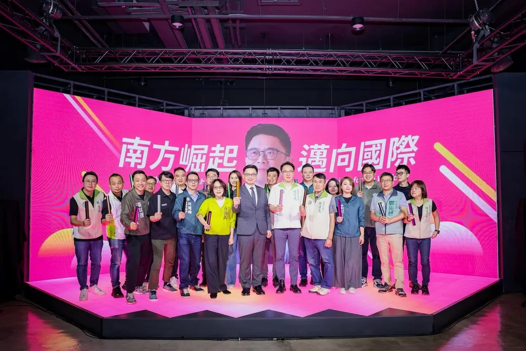 賴瑞隆12日公布競選主軸與搶眼的桃紅色主視覺。(圖/翻攝賴瑞隆臉書)