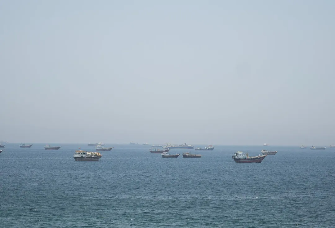 5月8日，船隻航行於阿曼穆桑代姆（Musandam）的荷莫茲海峽。（圖／路透社）