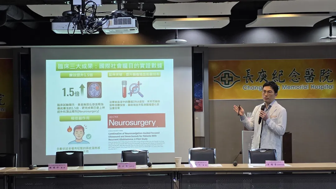 陳科廷醫師表示,聚焦超音波利用物理性震動,將血管上微氣泡「震開」,團隊利用相位陣列穿顱超音波能量系統結合手術導航導引系統技術,不用開刀、僅20分鐘就能完成,將能量精準送到腦瘤位置。 (圖/長庚醫院提供)