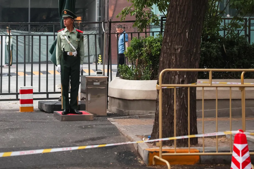 5月13日，在大陸北京，一名大陸武警在川普預計下榻的飯店外站崗。（圖／路透社）