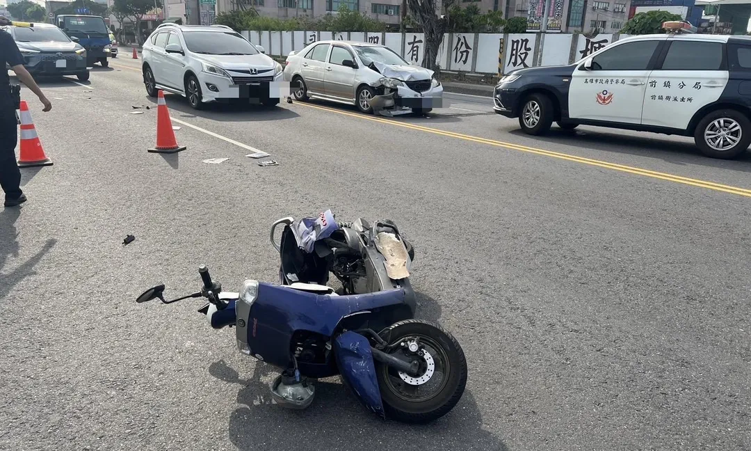 高雄前鎮今發生一起車禍機車騎士送醫不治。(圖/翻攝畫面)