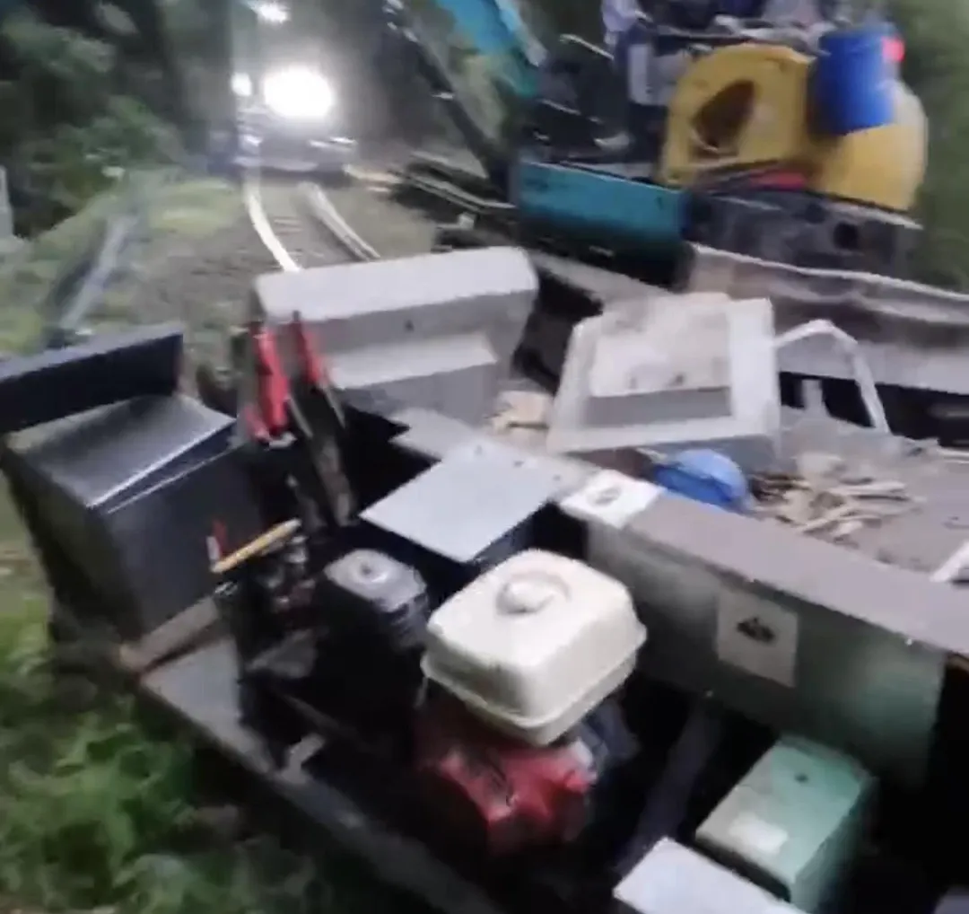 光纖廠商工作台車未受損。(圖/林鐵及文資處提供)