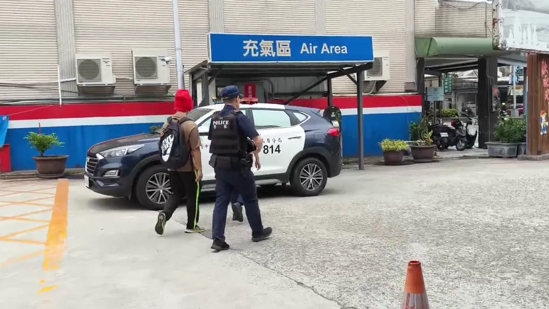 警方將陳男帶回偵訊。(圖/中天新聞)