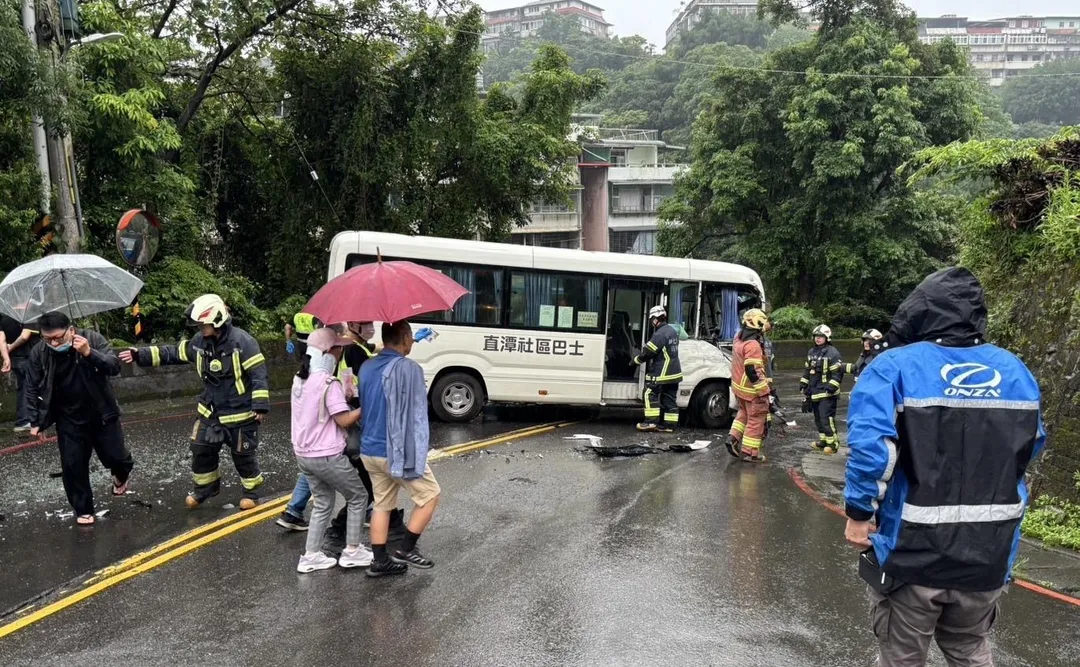 巴士遭砂石車翻覆波及多人受傷。（圖／翻攝畫面）
