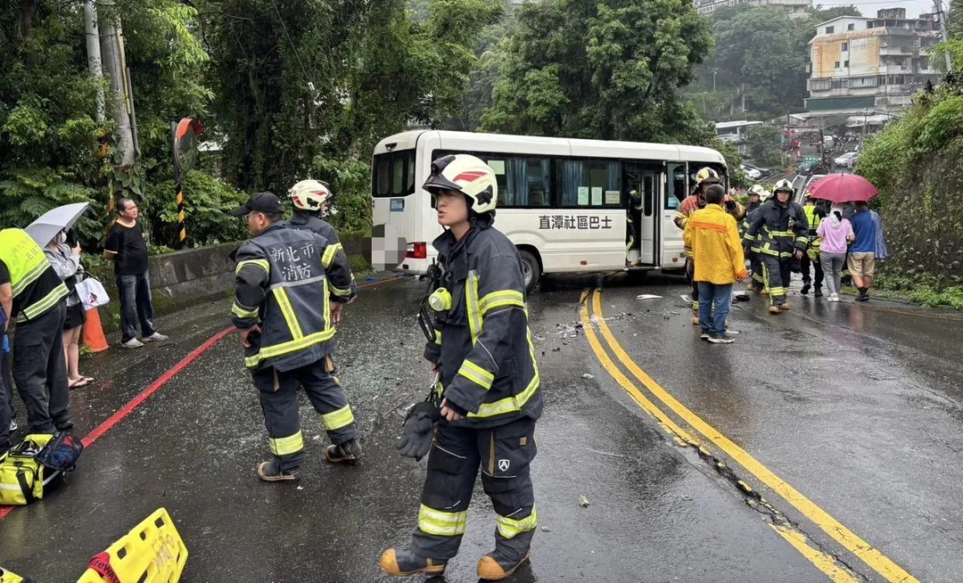 現場多人受傷警消到場協助救援。（圖／翻攝畫面）