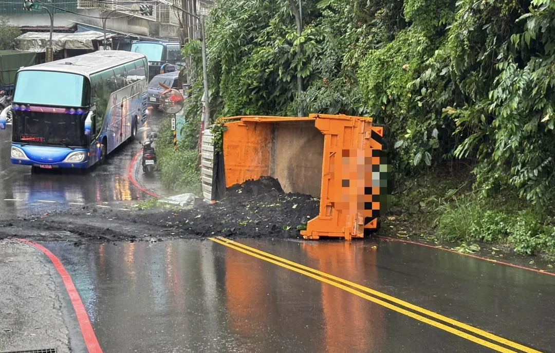 新店永業路發生砂石車翻覆撞巴士車禍。（圖／翻攝畫面）